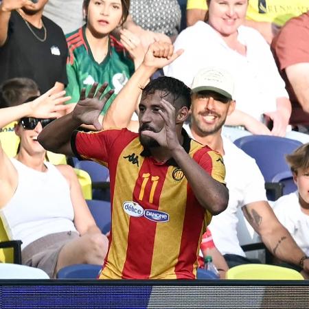 Belaili, do Espérance, comemora com a torcida gol marcado contra o Los Angeles FC pelo Mundial de Clubes