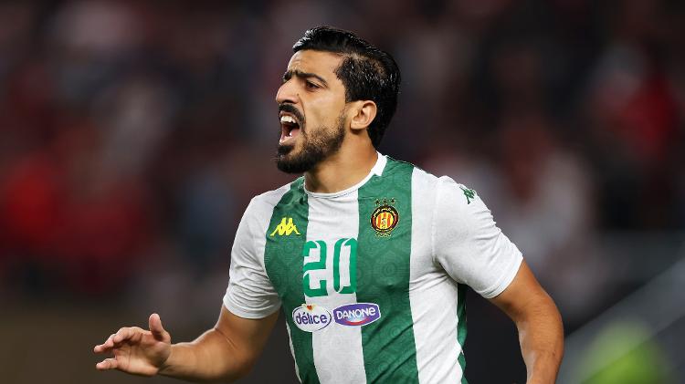 Ben Hmida, do Espérance, em ação durante jogo contra o Flamengo pelo Mundial