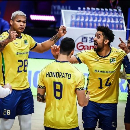 Brasileiros celebram ponto contra a Ucrânia, pela Liga das Nações Brasileiros celebram ponto contra a Ucrânia, pela Liga das Nações