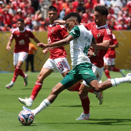 Estêvão, do Palmeiras, em ação no jogo contra o Al Ahly, pelo Mundial