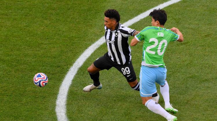 Igor Jesus e Kim brigam pela bola em Botafogo x Seattle Sounders, jogo do Mundial Igor Jesus e Kim brigam pela bola em Botafogo x Seattle Sounders, jogo do Mundial