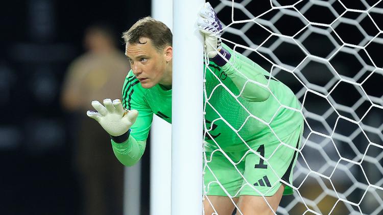 Neuer ajeita a barreira durante Bayern de Munique x Boca Juniors, confronto do Mundial Neuer ajeita a barreira durante Bayern de Munique x Boca Juniors, confronto do Mundial