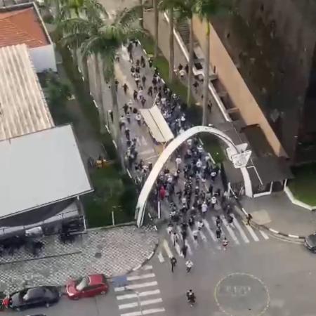Torcedores invadem o Parque São Jorge, sede social do Corinthians