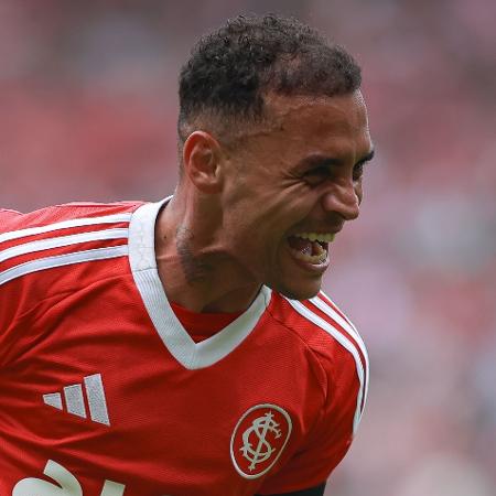 Alan Patrick comemora gol marcado pelo Internacional contra o Ceará no Brasileirão