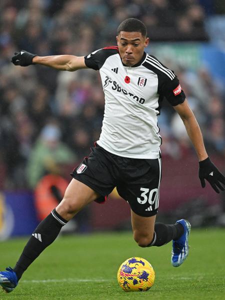 Carlos Vinicius, atacante do Fulham, é alvo de clubes brasileiros no mercado da bola Carlos Vinicius, atacante do Fulham, é alvo de clubes brasileiros no mercado da bola
