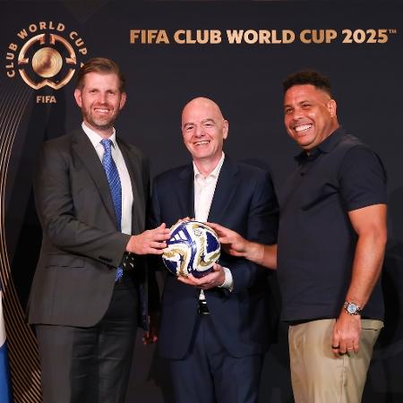 Gianni Infantino, Eric Trump e Ronaldo Fenômeno em evento de inauguração do escritório da Fifa na Trump Tower