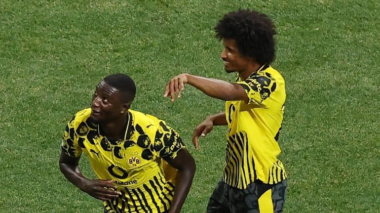 Guirassy e Adeyemi comemoram gol do Borussia Dortmund sobre o Monterrey em confronto do Mundial