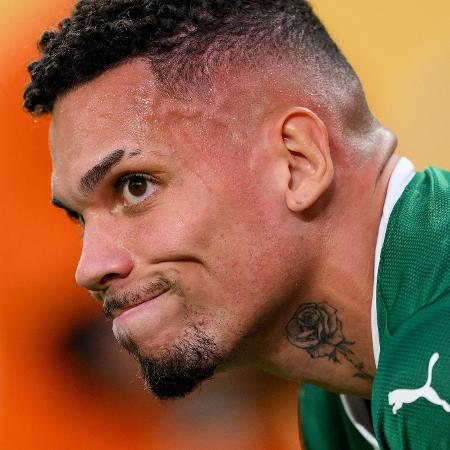 Paulinho, do Palmeiras, em jogo contra o Porto pelo Mundial de Clubes