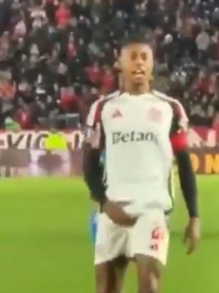 Bruno Henrique, do Flamengo, faz gestos obscenos em direção à torcida do Estudiantes Bruno Henrique, do Flamengo, faz gestos obscenos em direção à torcida do Estudiantes
