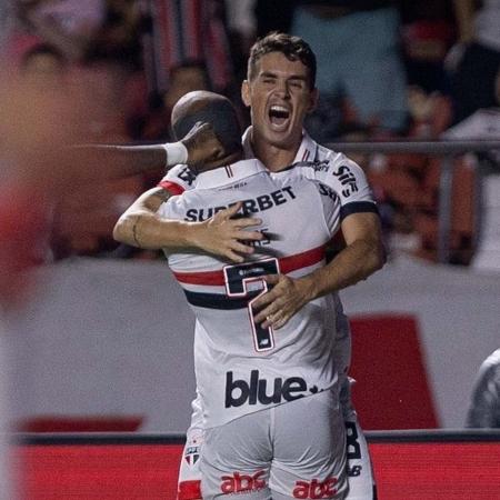 Lucas e Oscar comemoram gol sobre o Corinthians, no Morumbi