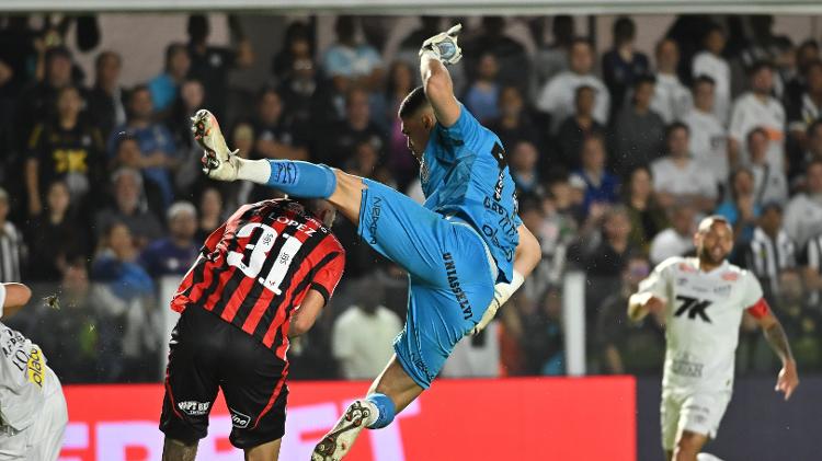 Brazão cometeu pênalti ao acertar Renzo López durante Santos x Vitória pelo Brasileirão