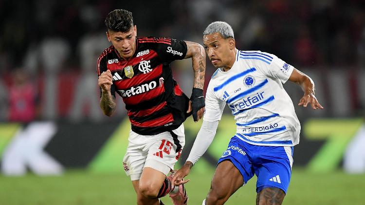 Carrascal e Matheus Pereira brigam pela bola durante Flamengo x Cruzeiro, duelo do Brasileirão Carrascal e Matheus Pereira brigam pela bola durante Flamengo x Cruzeiro, duelo do Brasileirão
