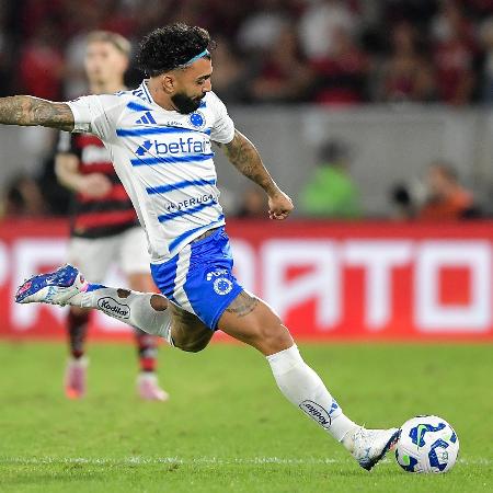 Gabigol em ação pelo Cruzeiro na partida contra o Flamengo, seu ex-clube Gabigol em ação pelo Cruzeiro na partida contra o Flamengo, seu ex-clube