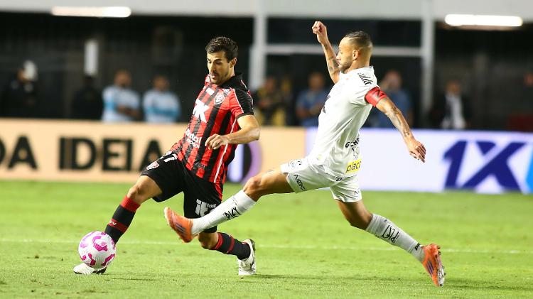 Guilherme tenta bloquear lançamento durante Santos x Vitória, confronto do Brasileirão