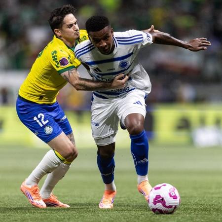 Khellven tenta fazer o desarme em Palmeiras x Cruzeiro, confronto do Brasileirão