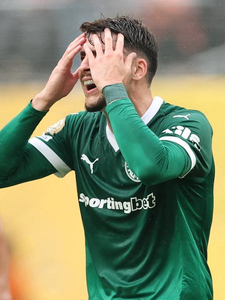 Piquerez se lamenta durante Palmeiras x Porto, confronto do Mundial