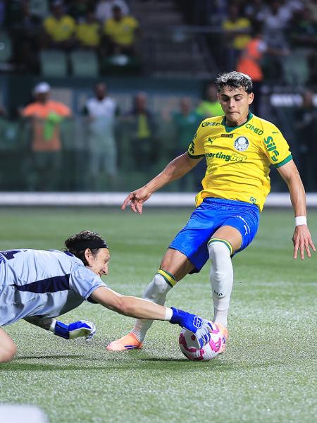 Sosa e Cássio disputam a bola durante Palmeiras x Cruzeiro, duelo do Brasileirão