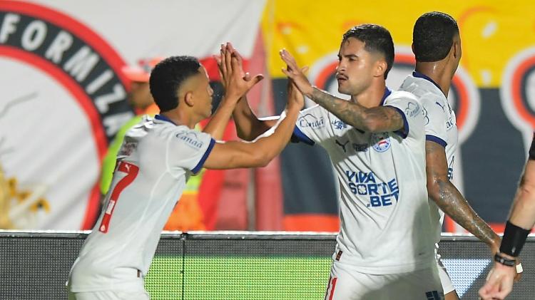 Tiago e Nestor celebram gol do Bahia sobre o Vitória em jogo do Brasileirão