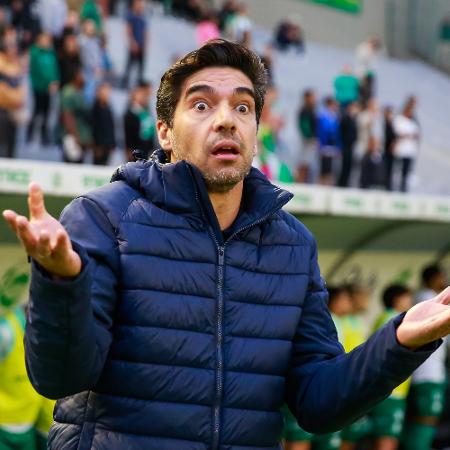 Abel Ferreira, técnico do Palmeiras, gesticula na partida contra o Juventude pelo Campeonato Brasileiro 2025