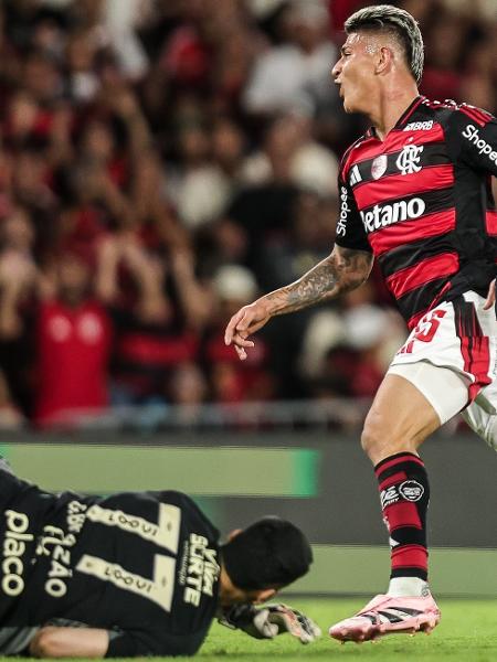 Carrascal vence Brazão e marca o segundo do Flamengo contra o Santos, no Maracanã