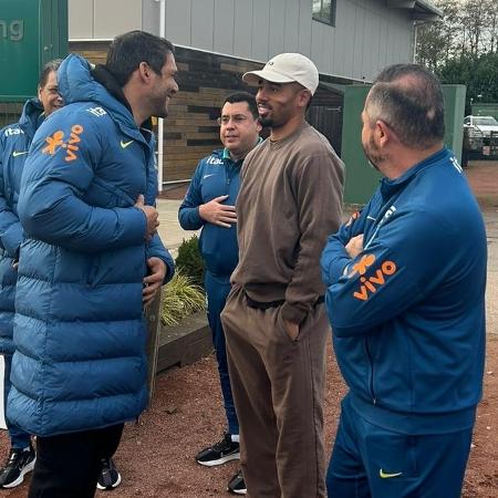 Gabriel Jesus foi a treino da seleção brasileira no CT do Arsenal