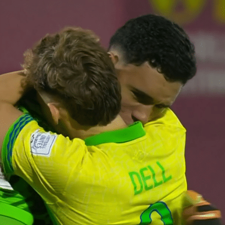 João Pedro e Dell comemoram classificação do Brasil sobre a França na Copa do Mundo sub-17
