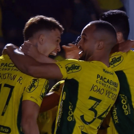 Jogadores do Mirassol comemoram gol de Cristian sobre o Santos Jogadores do Mirassol comemoram gol de Cristian sobre o Santos