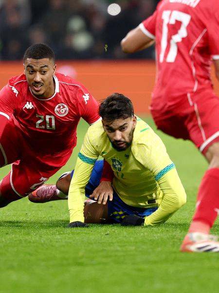 Paquetá disputa a bola em amistoso entre Brasil e Turquia