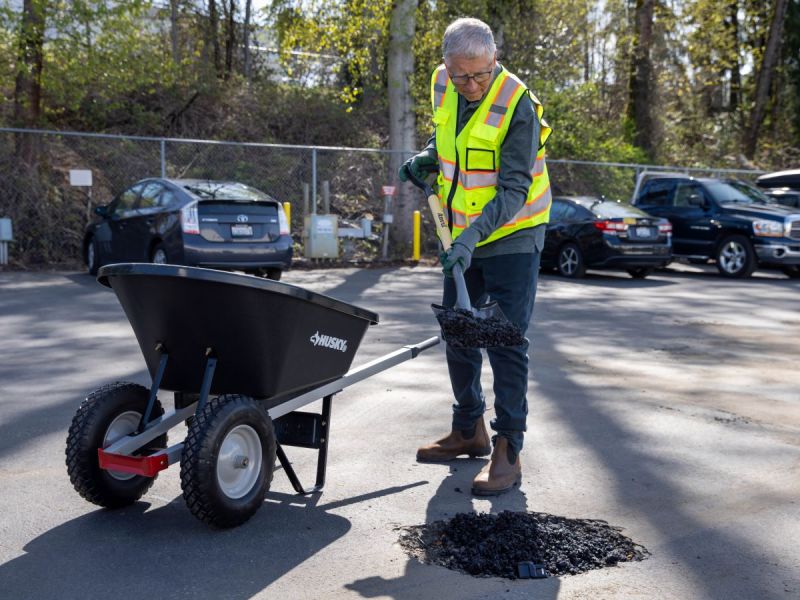 Bill Gates really digs his visit to a hydrogen startup, filling a pothole with carbon-trapping asphalt – GeekWire