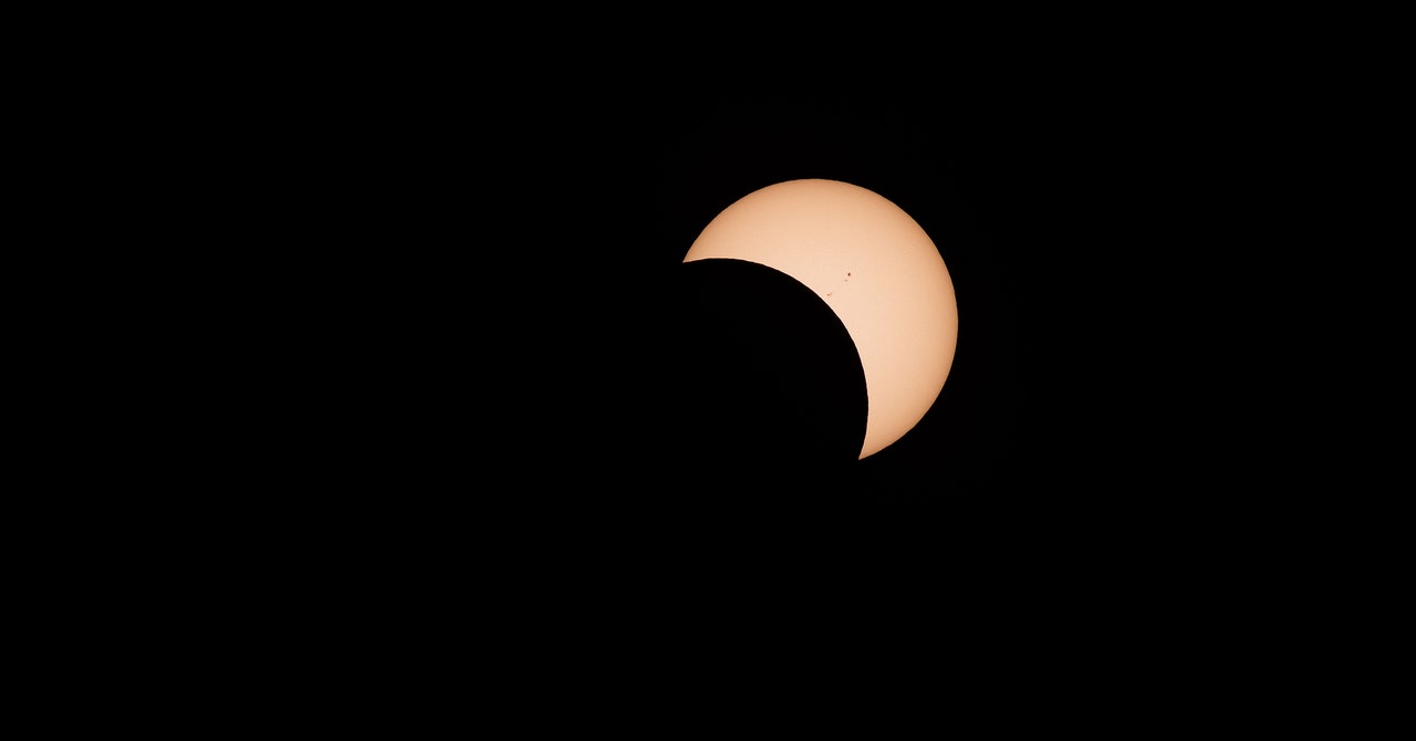 Can You View a Round Solar Eclipse Through a Square Hole?