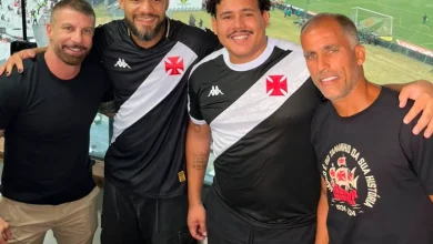 Ex-BBB's Lucas Buda e Juninho comparecem em jogo do Vasco e posam com ídolos do clube