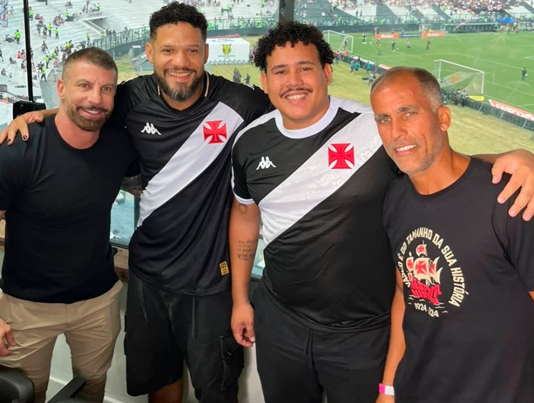 Ex-BBB's Lucas Buda e Juninho comparecem em jogo do Vasco e posam com ídolos do clube