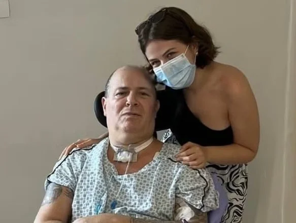 Filha de Mingau, do Ultraje a Rigor, revela que o baixista vai passar por cirurgia no crânio