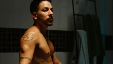 Júnior diz que só faz sexo com hora marcada e lança clipe em que aparece pelado