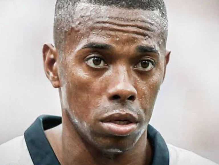 Robinho está liberado para jogar futebol na cadeia após período de adaptação