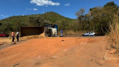 Caminhão basculante tomba no trevo da TO-080, em Paraíso do Tocantins – Surgiu