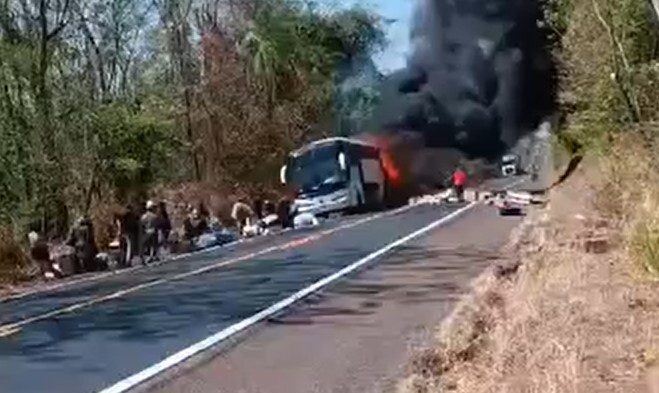 Ônibus pega fogo na BR-153 entre Pugmil e Paraíso do Tocantins – Surgiu