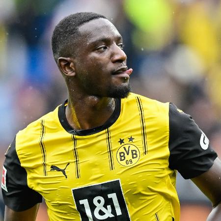 Guirassy comemora gol marcado pelo Borussia Dortmund no Campeonato Alemão