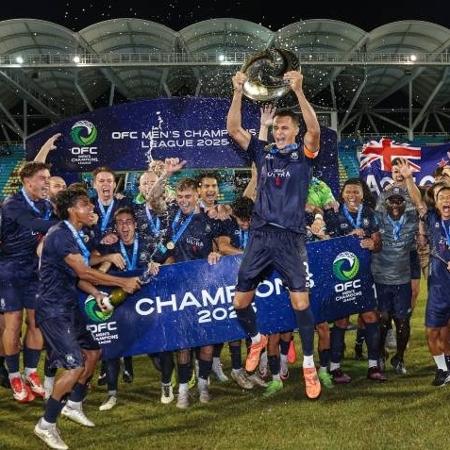 Jogadores do Auckland City comemoram título da Liga dos Campeões da Oceania em 2025