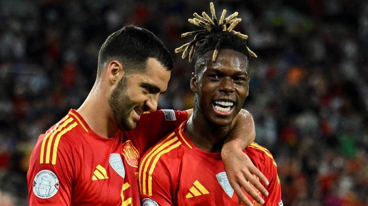 Nico Williams comemora gol marcado pela Espanha contra a França na Liga das Nações