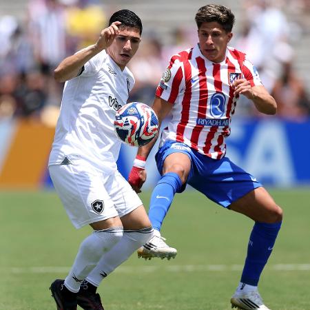 Savarino e Simeone em ação durante jogo entre Botafogo e Atlético de Madri no Mundial Savarino e Simeone em ação durante jogo entre Botafogo e Atlético de Madri no Mundial