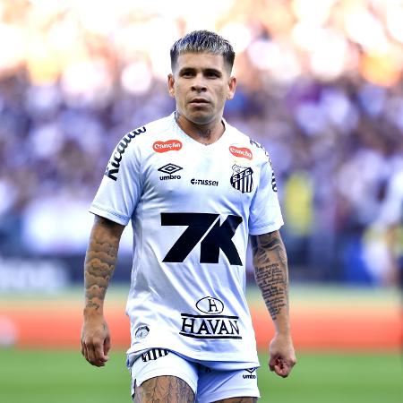 Soteldo em ação pelo Santos em jogo contra o Corinthians pelo Campeonato Brasileiro 2025