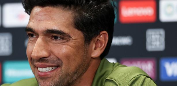 Abel se transforma, fica mais leve em coletiva e fala do time titular do Palmeiras