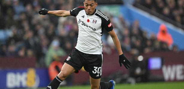 Corinthians inicia negociações com atacante Carlos Vinícius, ex-Fulham