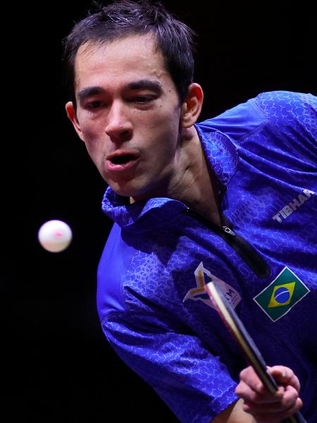 Hugo Calderano observa a bola enquanto saca contra o chinês Wang Chuqin na final do Mundial de tênis de mesa, em Doha Hugo Calderano observa a bola enquanto saca contra o chinês Wang Chuqin na final do Mundial de tênis de mesa, em Doha