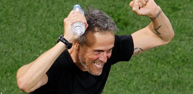 Técnico do PSG fala a verdade e é flagrado sem camisa em treino