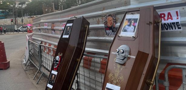 Torcedores usam caixões em protesto contra Casares e Belmonte