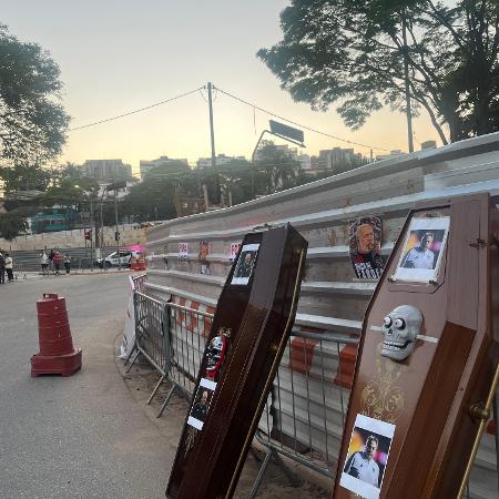 Caixões com fotos dos dirigentes foram exibidos antes de jogo do Tricolor contra o Ceará