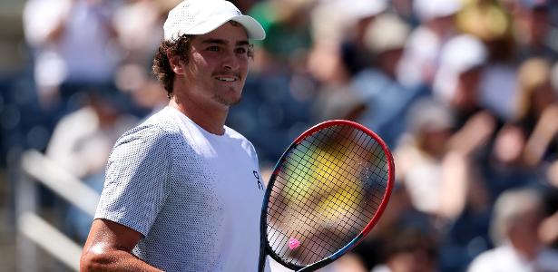 João Fonseca enfrenta Stefanos Sakellaridis na Copa Davis; acompanhe!