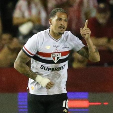 Luciano comemora gol pelo São Paulo; camisa 10 será referência do ataque nesta quinta-feira Luciano comemora gol pelo São Paulo; camisa 10 será referência do ataque nesta quinta-feira